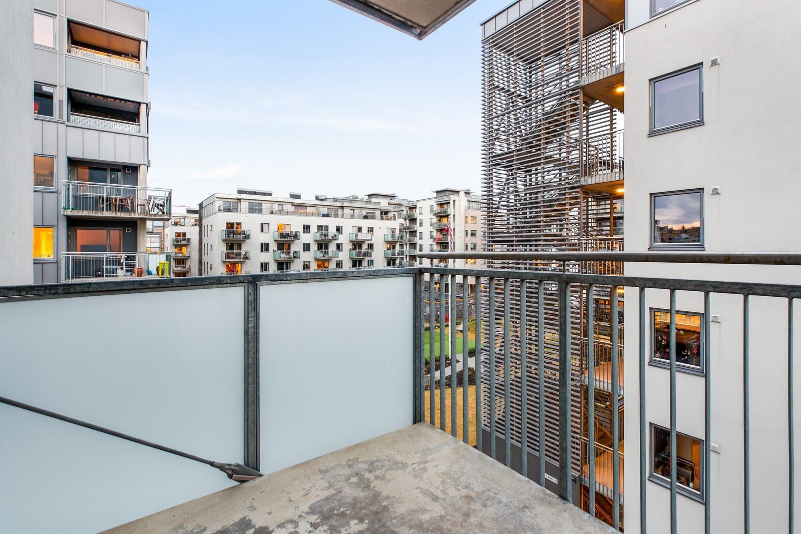 Koselig balkong vendt mot stille og rolig bakgård Galleribilde