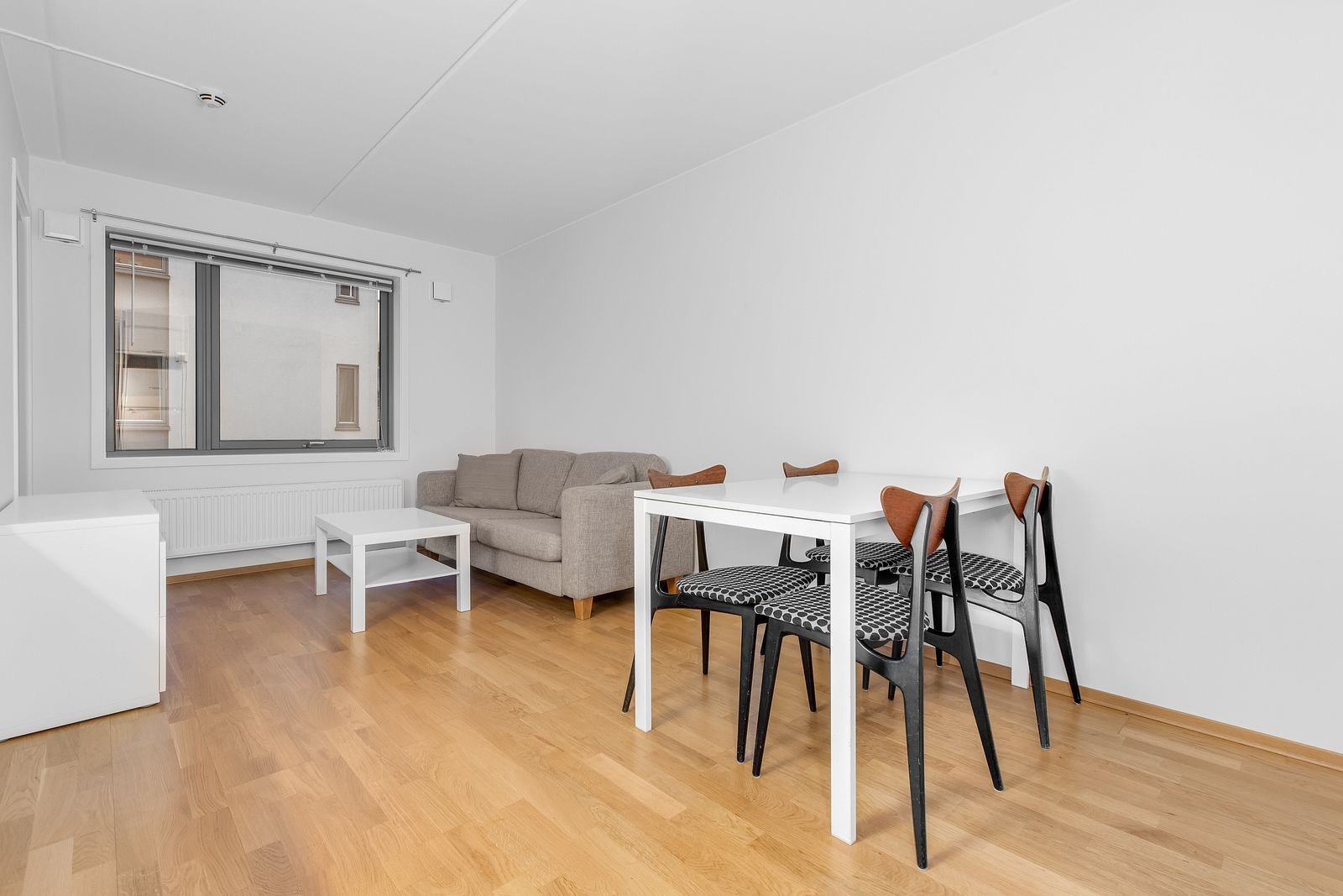 Romslig stue med god plass til sofa og kjøkkenbord Galleribilde