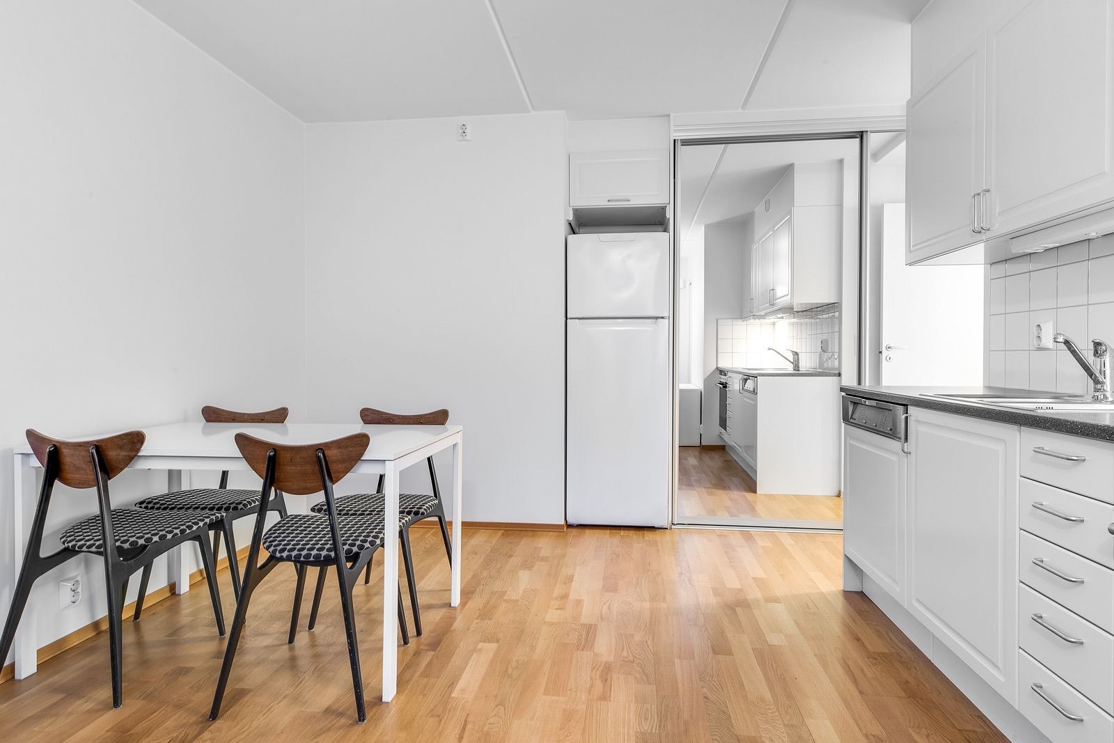 Åpen kjøkkenløsning mot stue Galleribilde