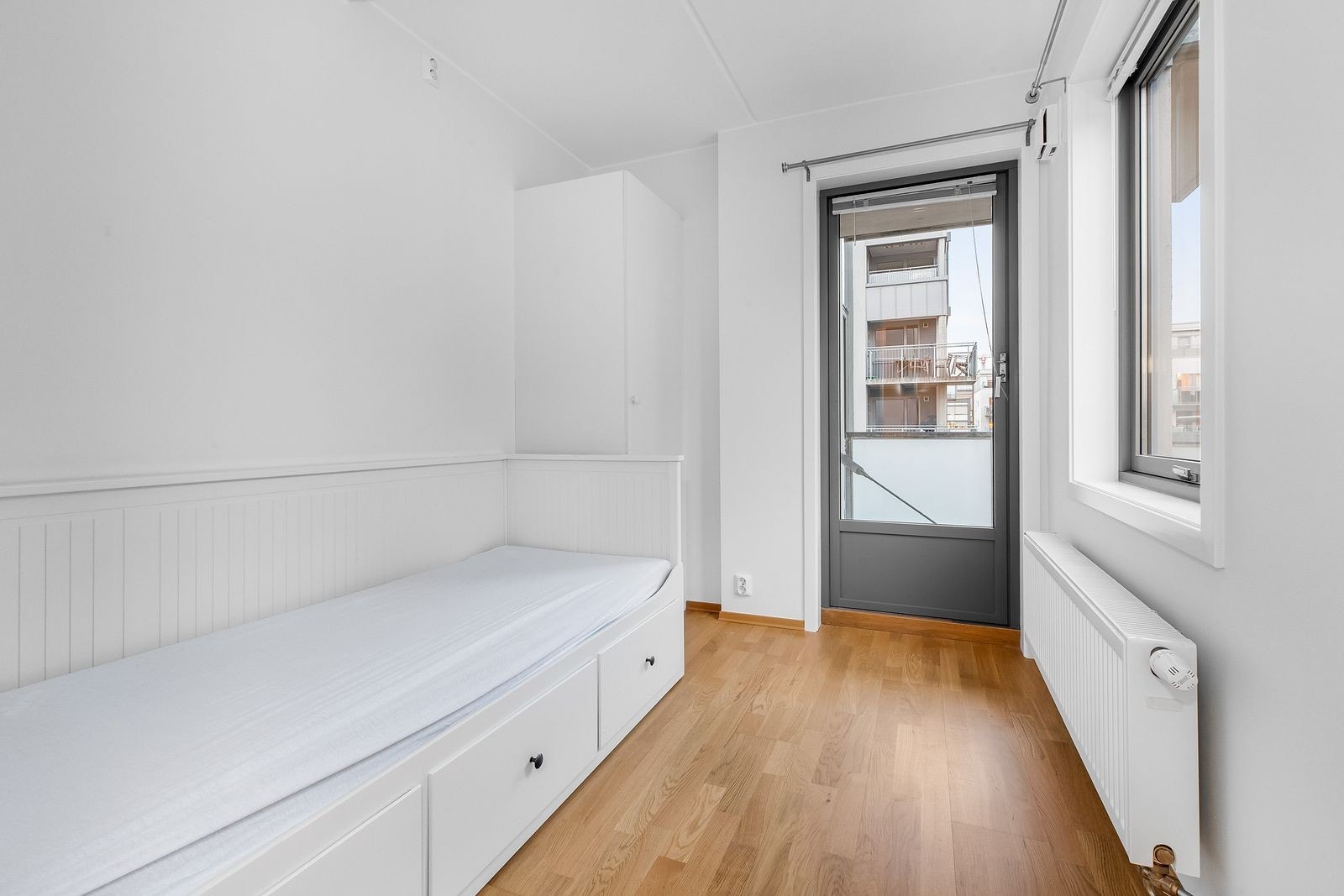 Soverom med utgang til balkong vendt mot stille og rolig bakgård Galleribilde