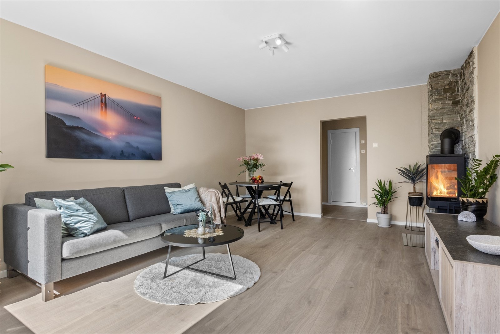 Stuen er av god størrelse, med plass til sofa, spisegruppe, tilhørende møblement og annet ønskelig møblement. Galleribilde