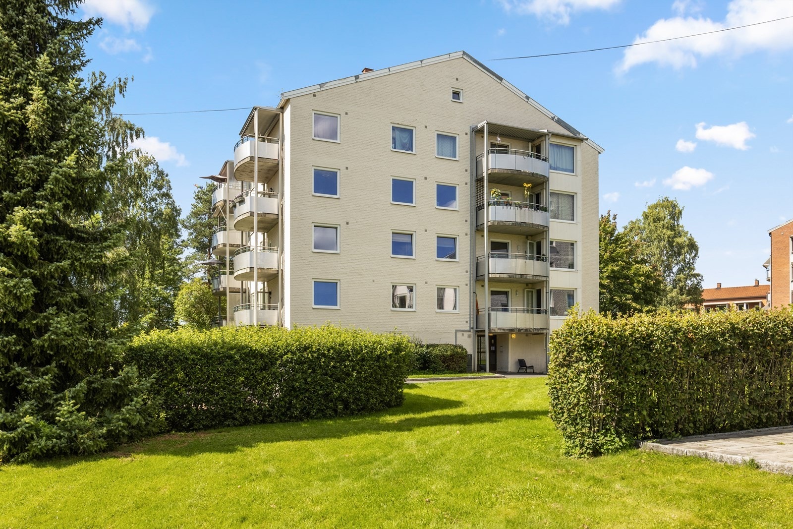 Pent opparbeidet fasade og fellesarealer rundt bygget. Galleribilde