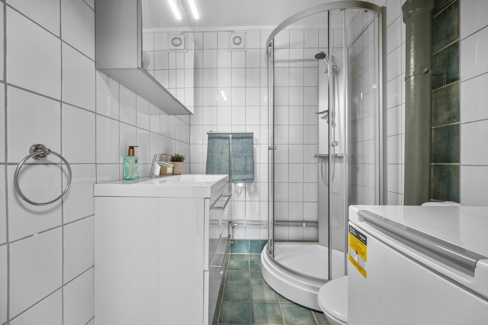 Pent flislagt bad med varmekabler i gulvet. Galleribilde