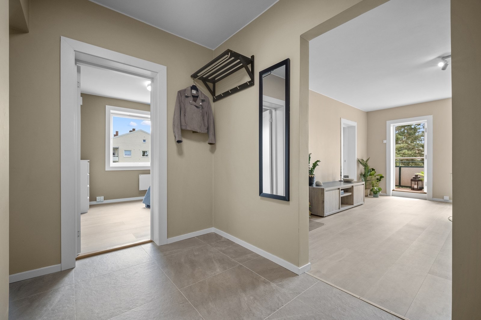 Entréen har god plass til å henge opp jakker og sette fra seg sko. Galleribilde