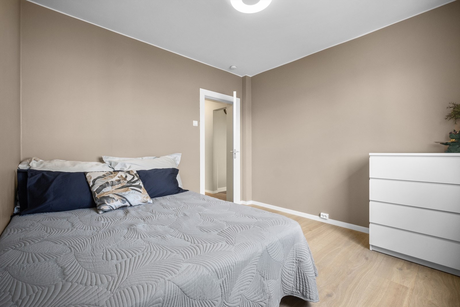 Soverommet har pene overflater og flere innredningsmuligheter. Galleribilde