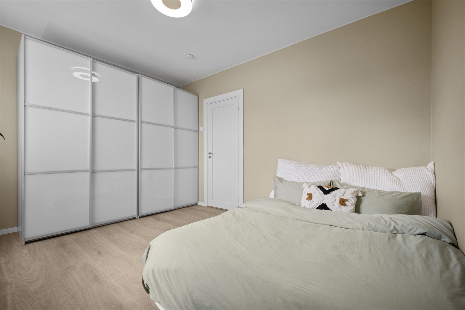 Her er det montert et praktisk garderobeskap som bidrar til gode oppbevaringsmuligheter. Galleribilde