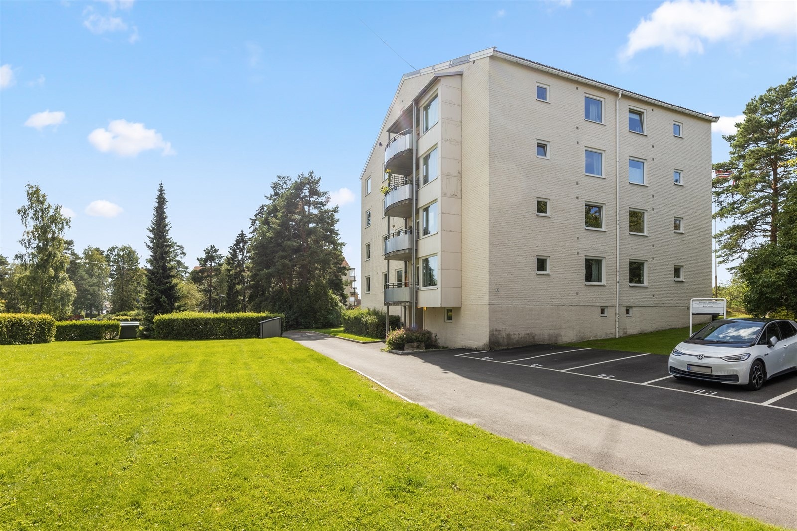 Boligen disponerer tre eksterne boder i henholdsvis kjeller og loft. Galleribilde