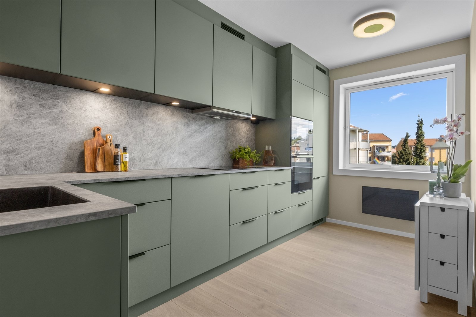 Leiligheten har et nydelig og moderne kjøkken, med kjøkkeninnredningen fra 2023. Galleribilde