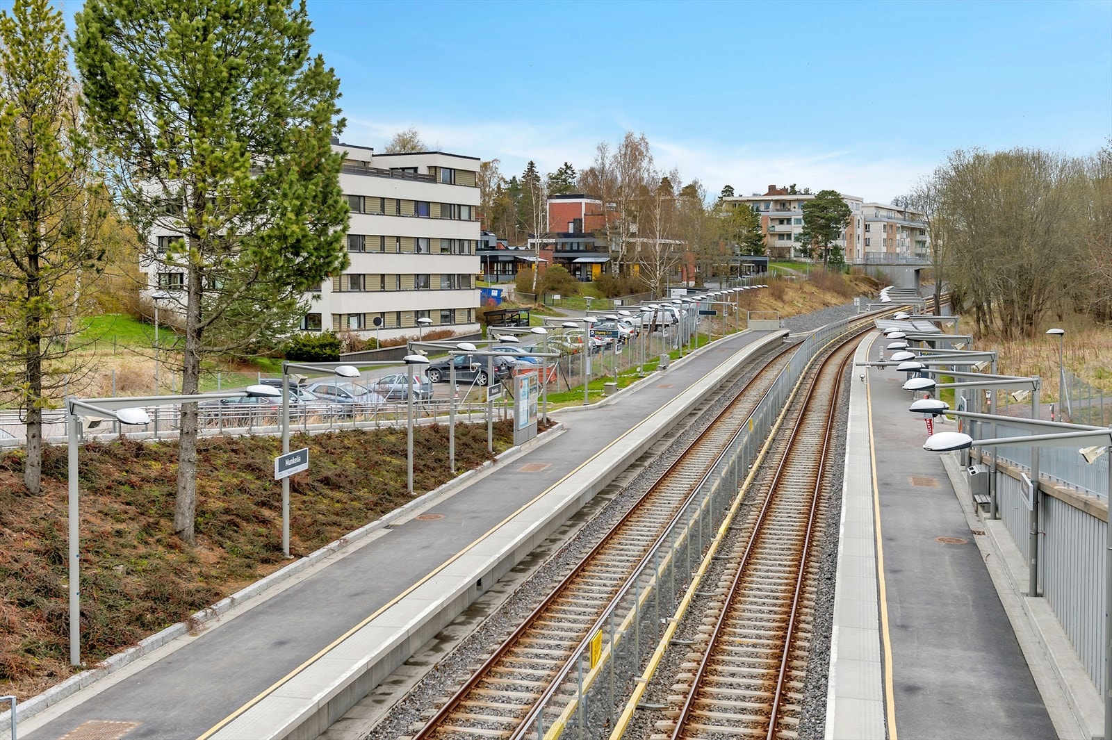 Beliggenheten er meget attraktiv, med kort skolevei og nærhet til offentlig transport, kjøpesenter, turterreng og et bredt aktivitetstilbud. Galleribilde
