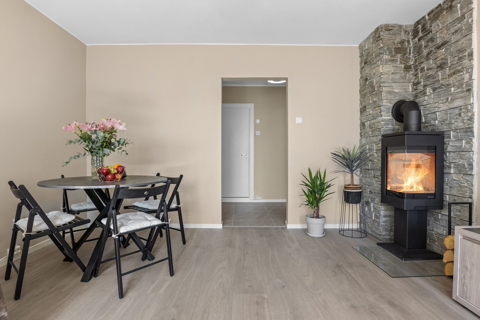 Leiligheten disponerer en nydelig peis, som kommer godt med på kjøligere dager. Galleribilde