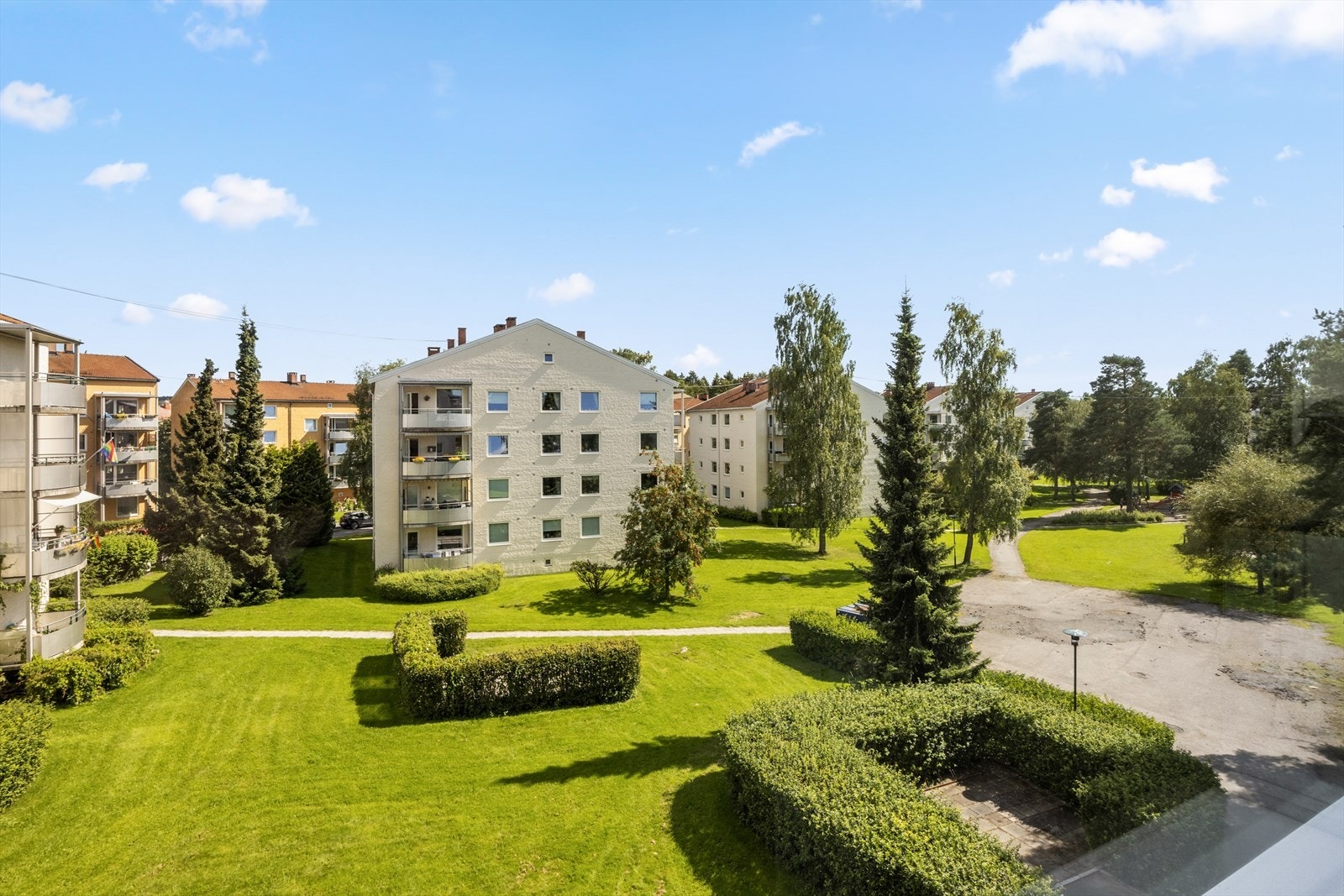 Området runde boligen er preget av flotte og fredelige grøntarealer man kan benytte seg av. Galleribilde