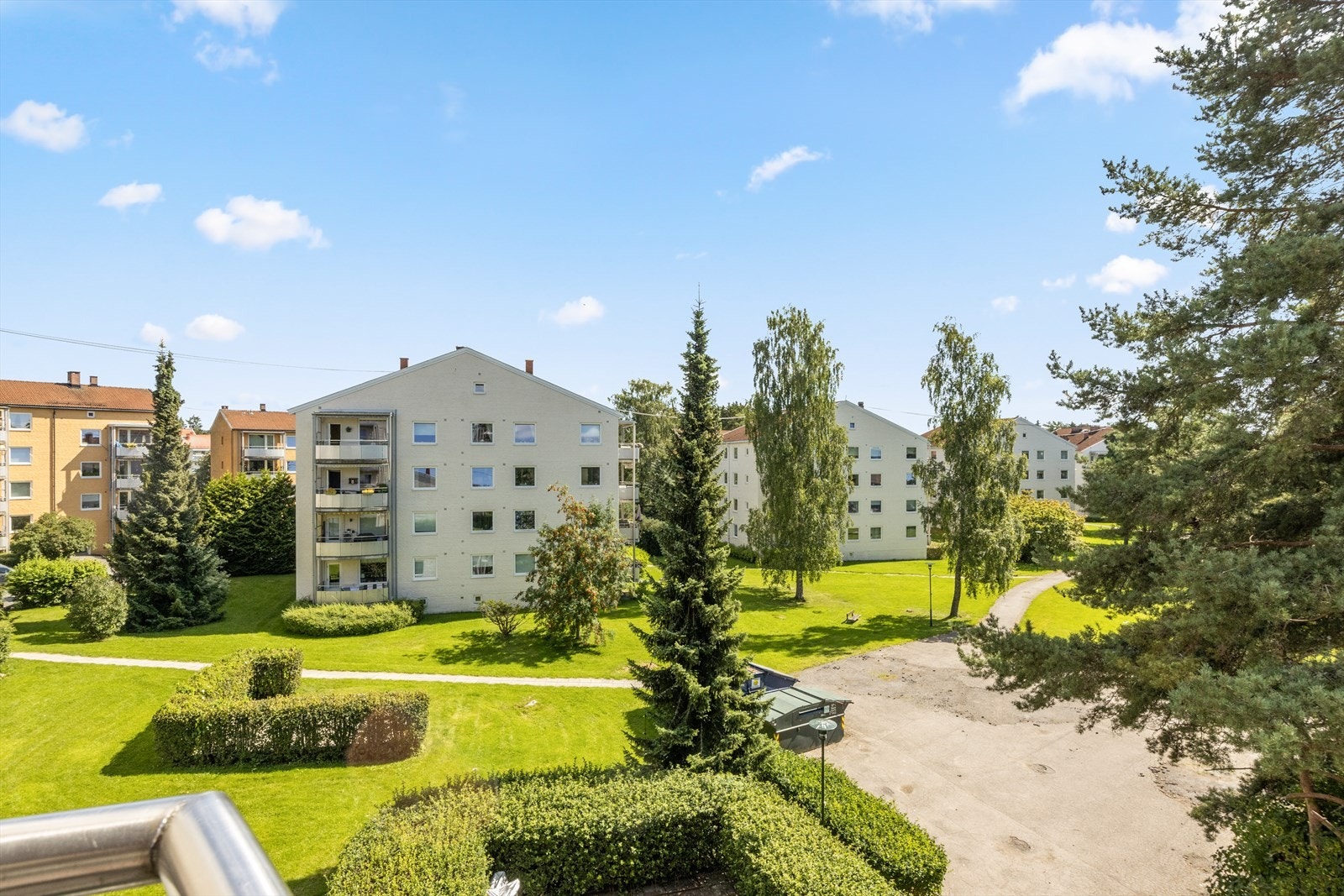 Balkongen er sydvestvendt og har dermed meget gode solforhold. Galleribilde