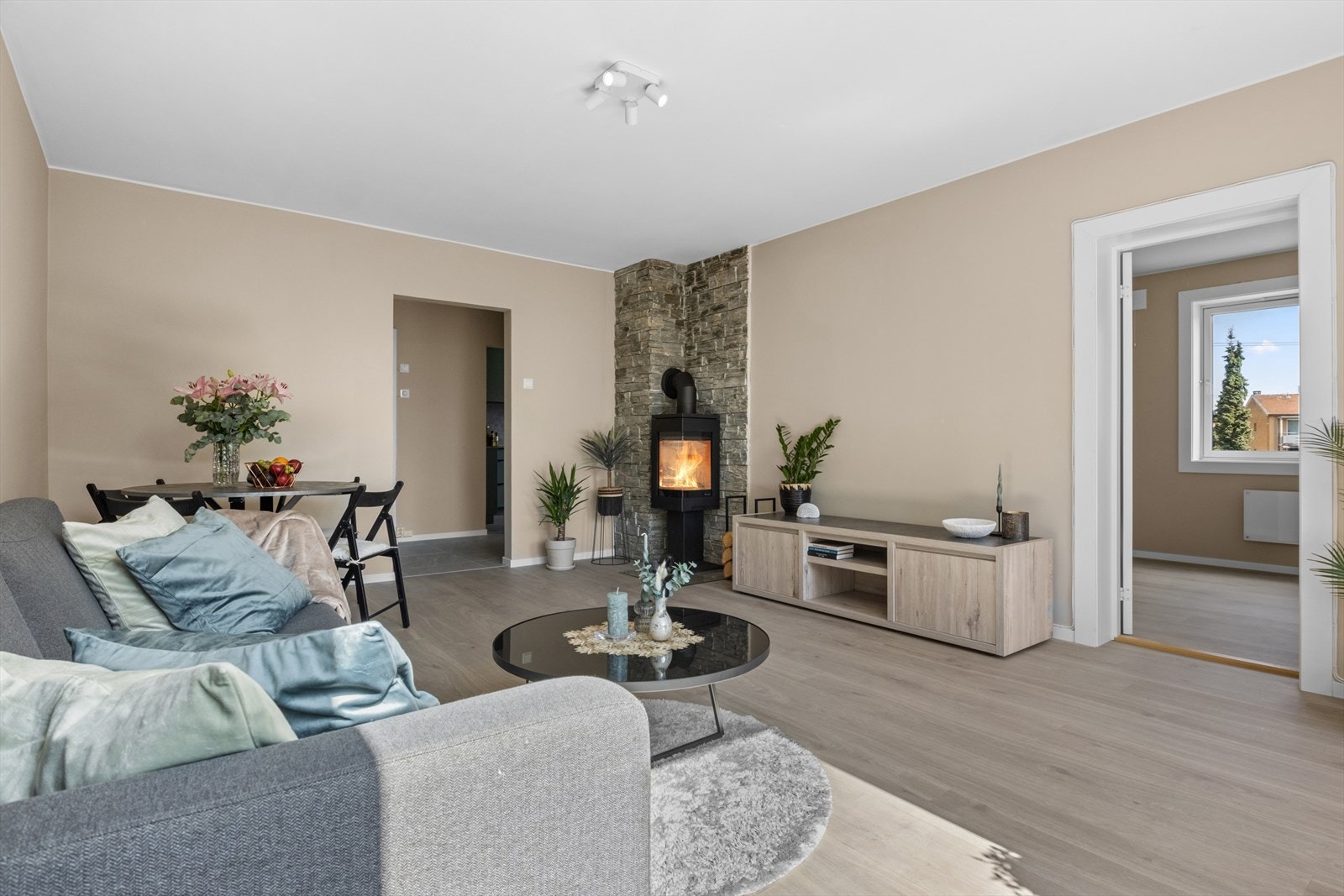 Lys og innbydende stue med flere innredningsmuligheter. Galleribilde