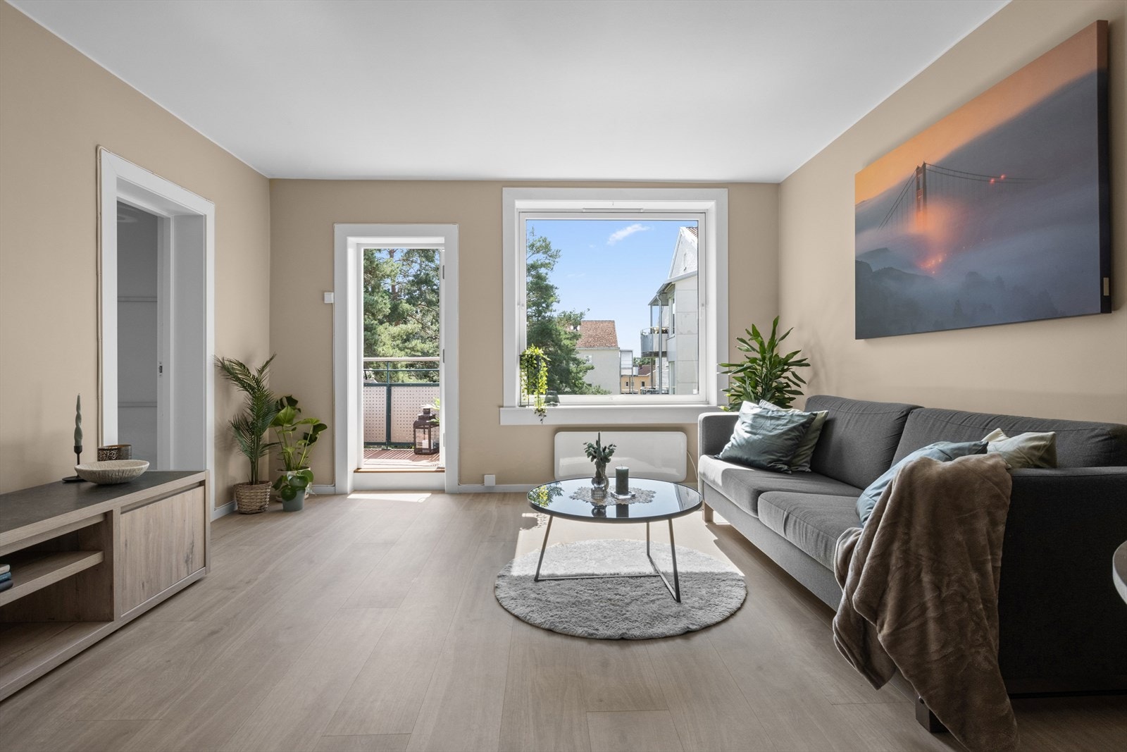 Stuen byr på store vindusflater som slipper inn rikelig mengder med naturlig lys inn i rommet. Galleribilde