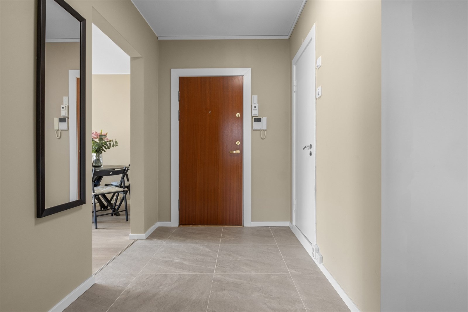 Lys og innbydende entré med praktisk dørcalling hvor man enkelt kan slippe gjester inn fra bakkeplan. Galleribilde