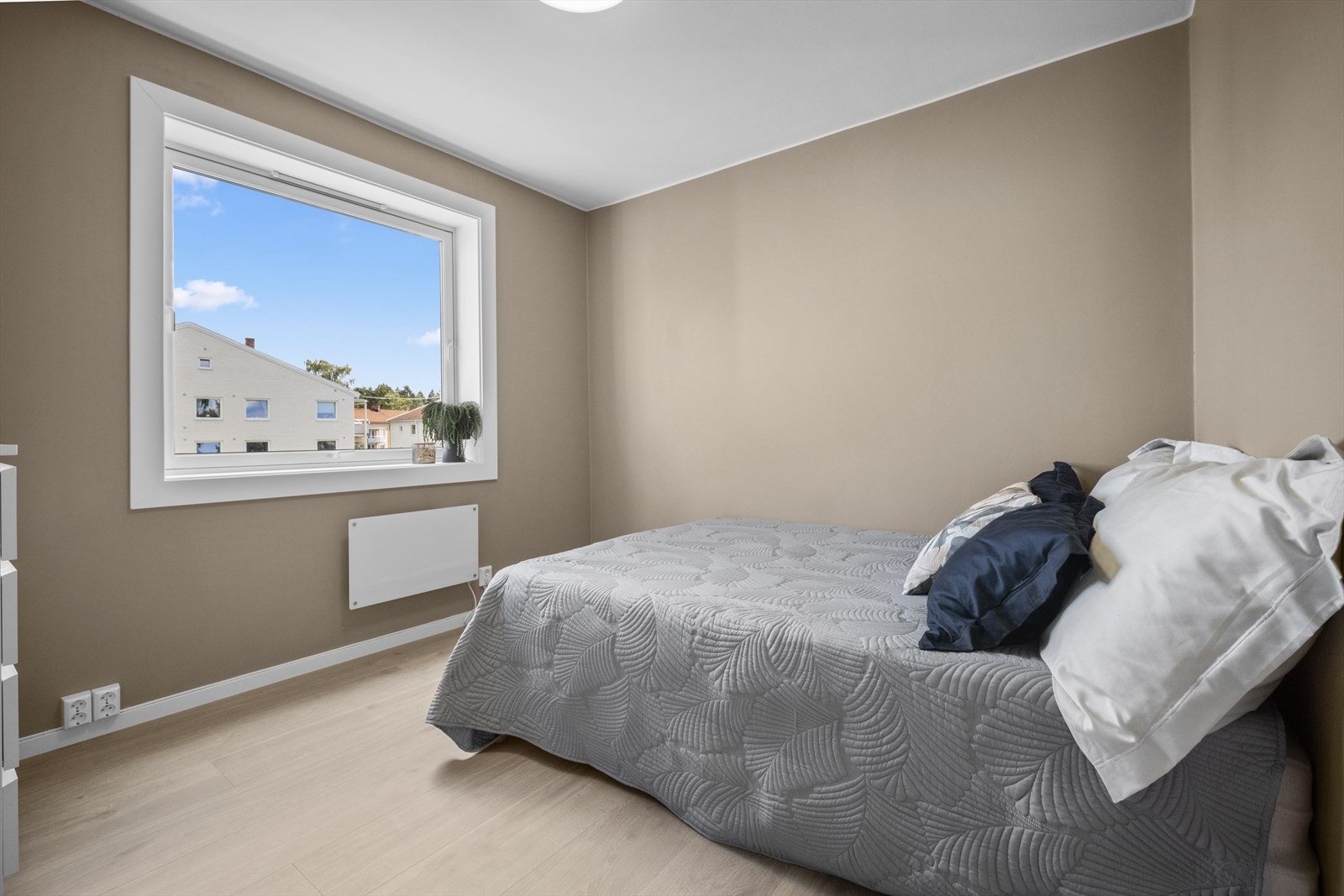 Leiligheten har to romslige soverom, med god plass til dobbeltseng, tilhørende nattbord og oppbevaringsmuligheter. Galleribilde