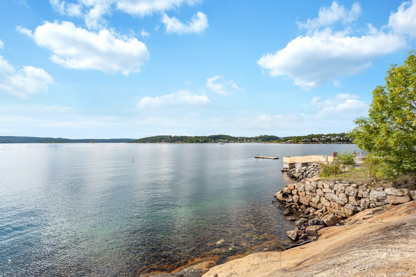 Det er heller ikke lang vei til Oslofjorden, hvor man kan gå tur, bade, etc. Galleribilde