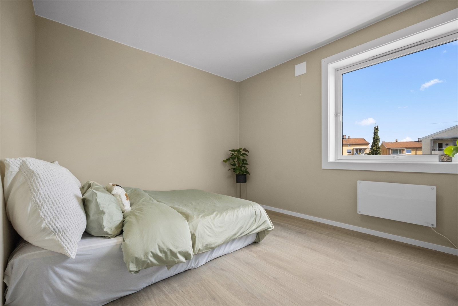 De store vindusflatene på soverommene skaper en lys og luftig romfølelse. Galleribilde