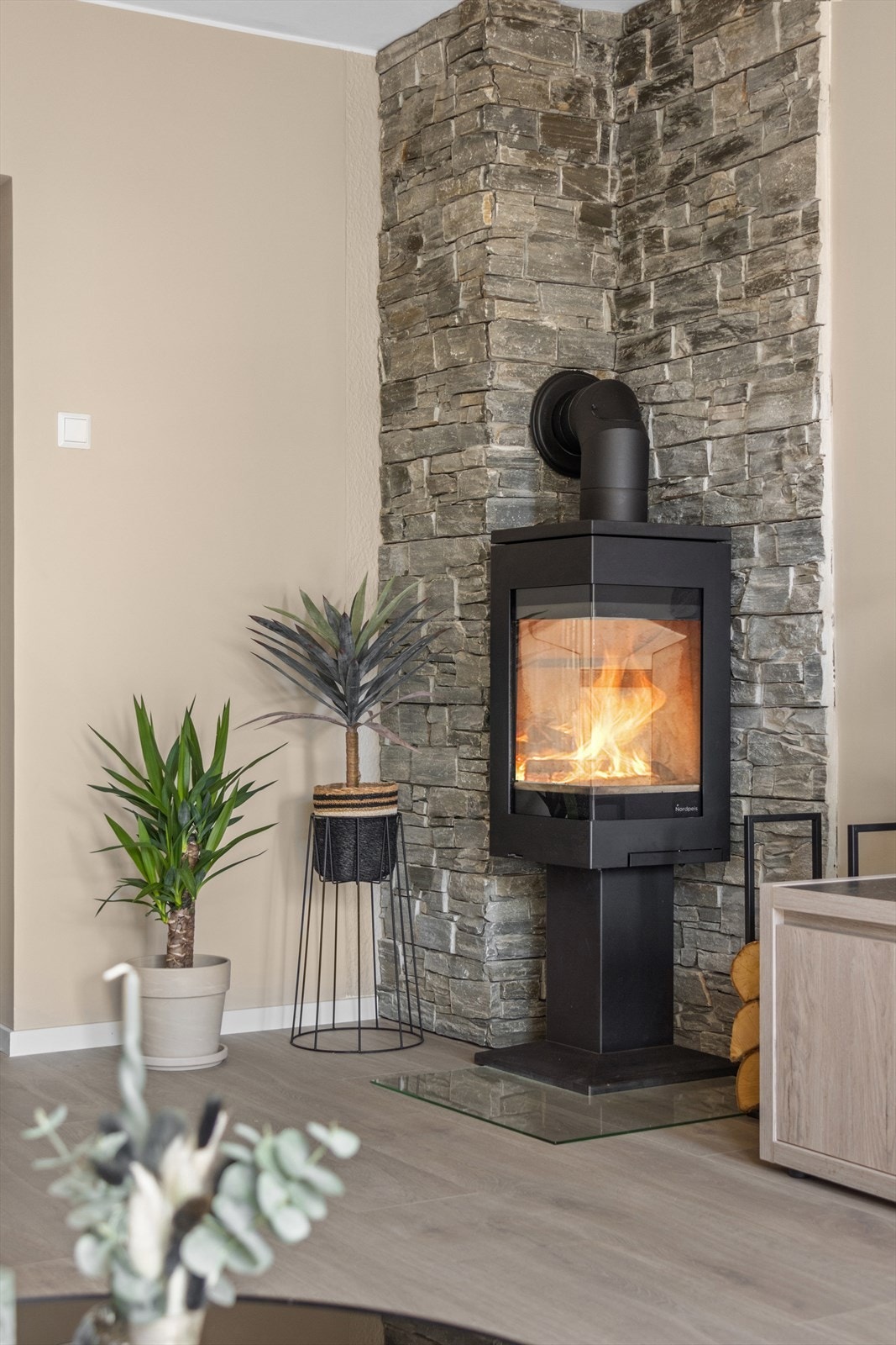 Peisen bidrar til en lun og trivelig atmosfære i rommet. Galleribilde