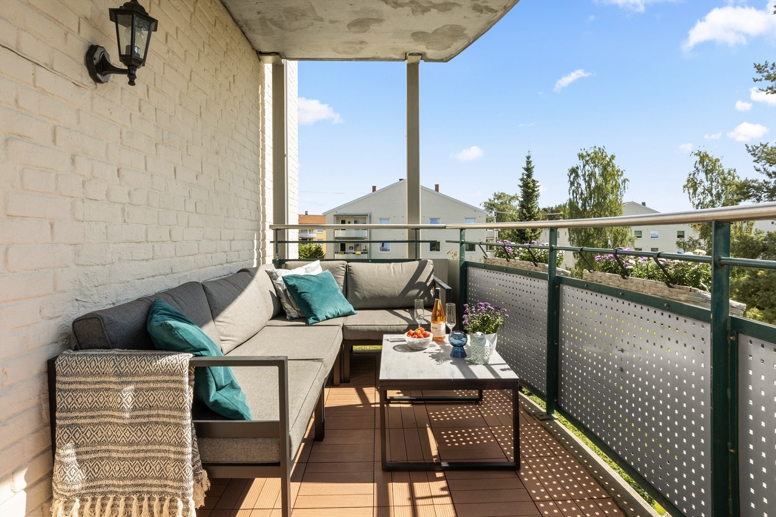 Fra stuen har man direkte adkomst til en flott balkong, som funker som en forlengelse av stuen på sommerhalvåret. Galleribilde