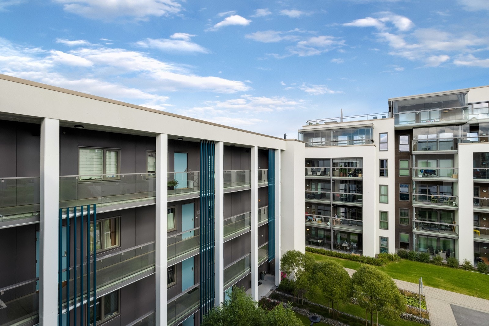 4. etg. er toppetasjen og leiligheten har endebeliggenhet. Det er ingen ferdsel forbi leiligheten. Galleribilde