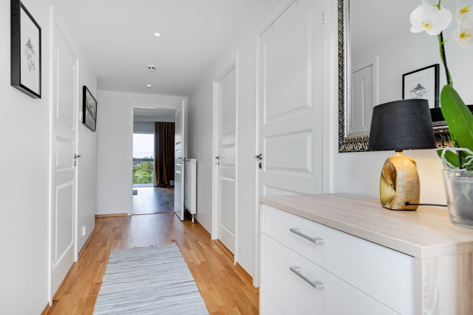 Fin og lys entré med parkettgulv og downlights i himling. Leiligheten har oppvarming med radiatorer tilknyttet fjernvarme. Galleribilde