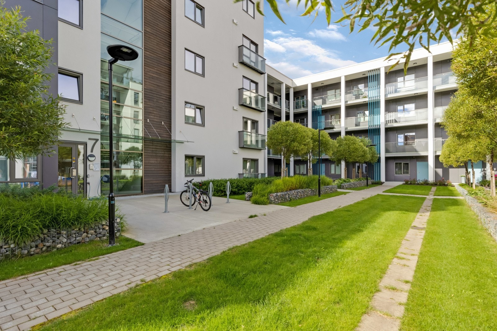 Inngangsparti til sameiet. I inngangspartiet finner man umiddelbar tilgang til heis som tar deg opp til 4.etg. Galleribilde