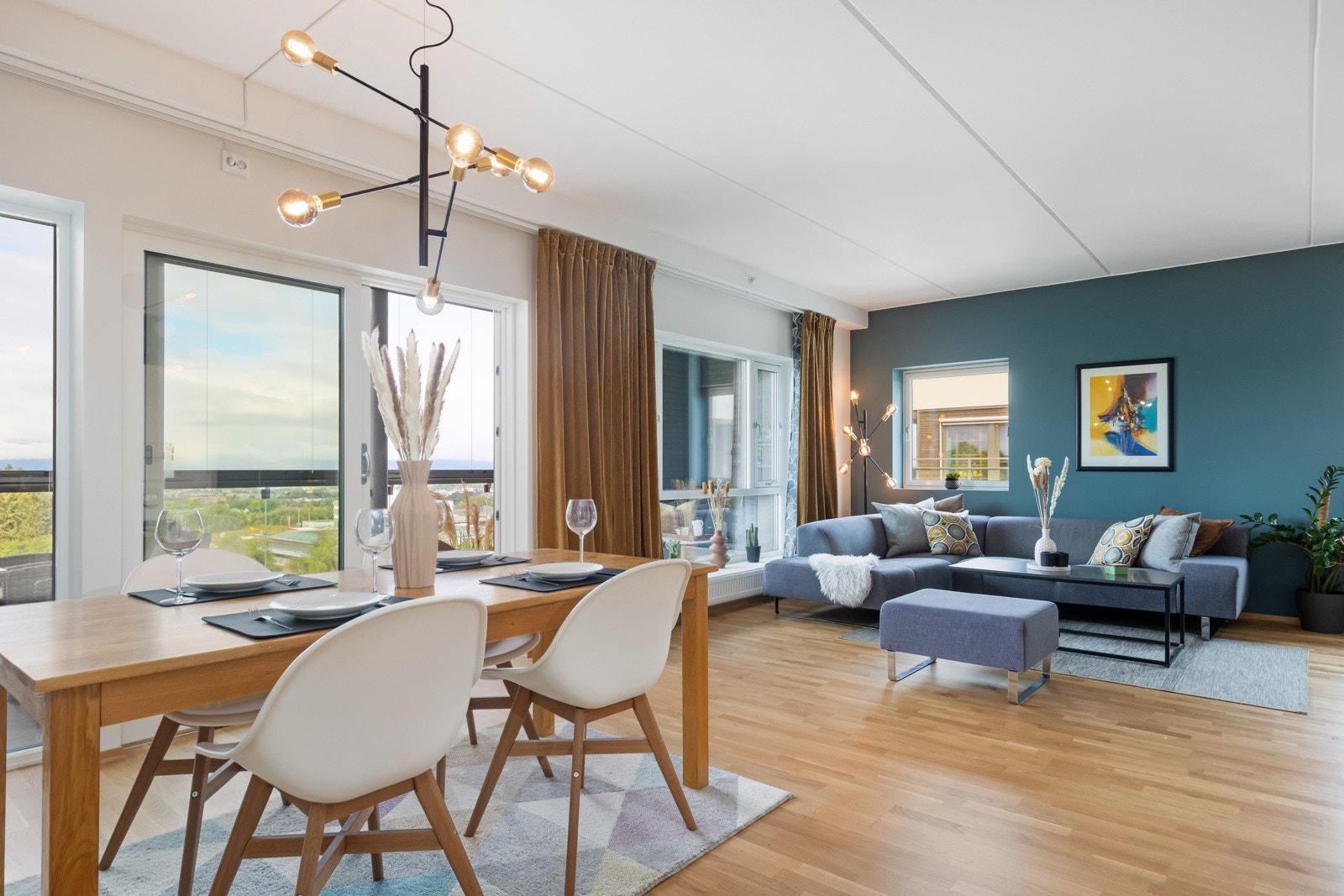 Det passer utmerket å plassere spisebordet mellom stue og kjøkken. Galleribilde