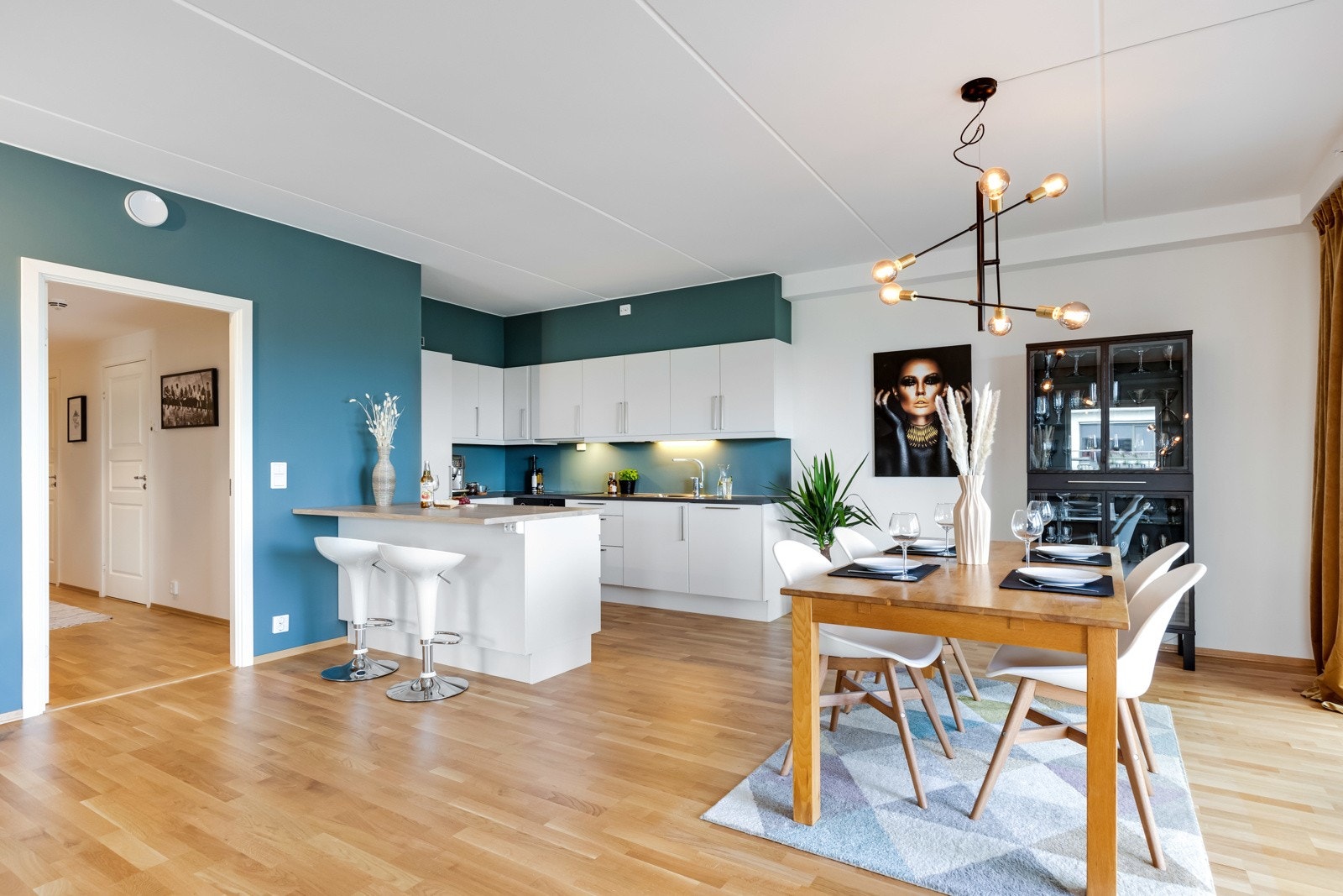 Moderne kjøkken med integrerte hvitevarer som platetopp, oppvaskmaskin, stekeovn og kjøleskap med fryser. Kjøkkenet har tilstandsgrad 0-1 på alt. Galleribilde