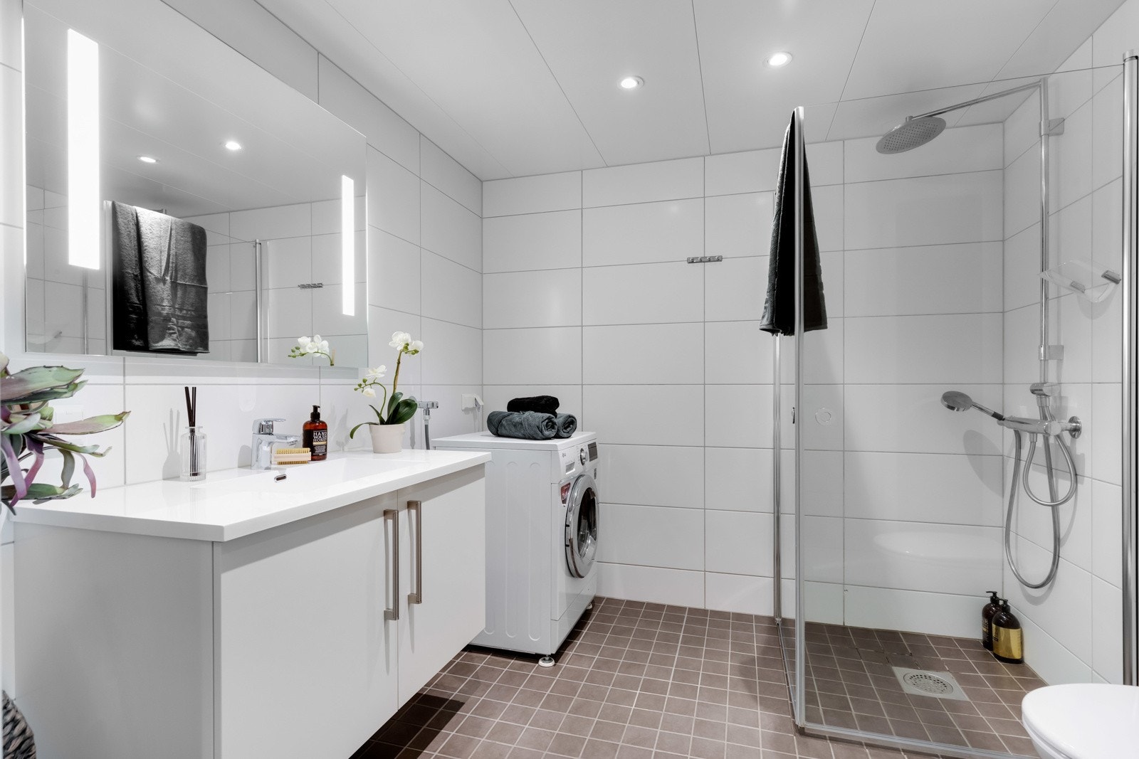 Leiligheten har et lekkert bad fra 2018 med blant annet downlights, opplegg for vaskemaskin og gulvvarme. Badet har fått tilstandsgrad 0-1 på alt. Galleribilde