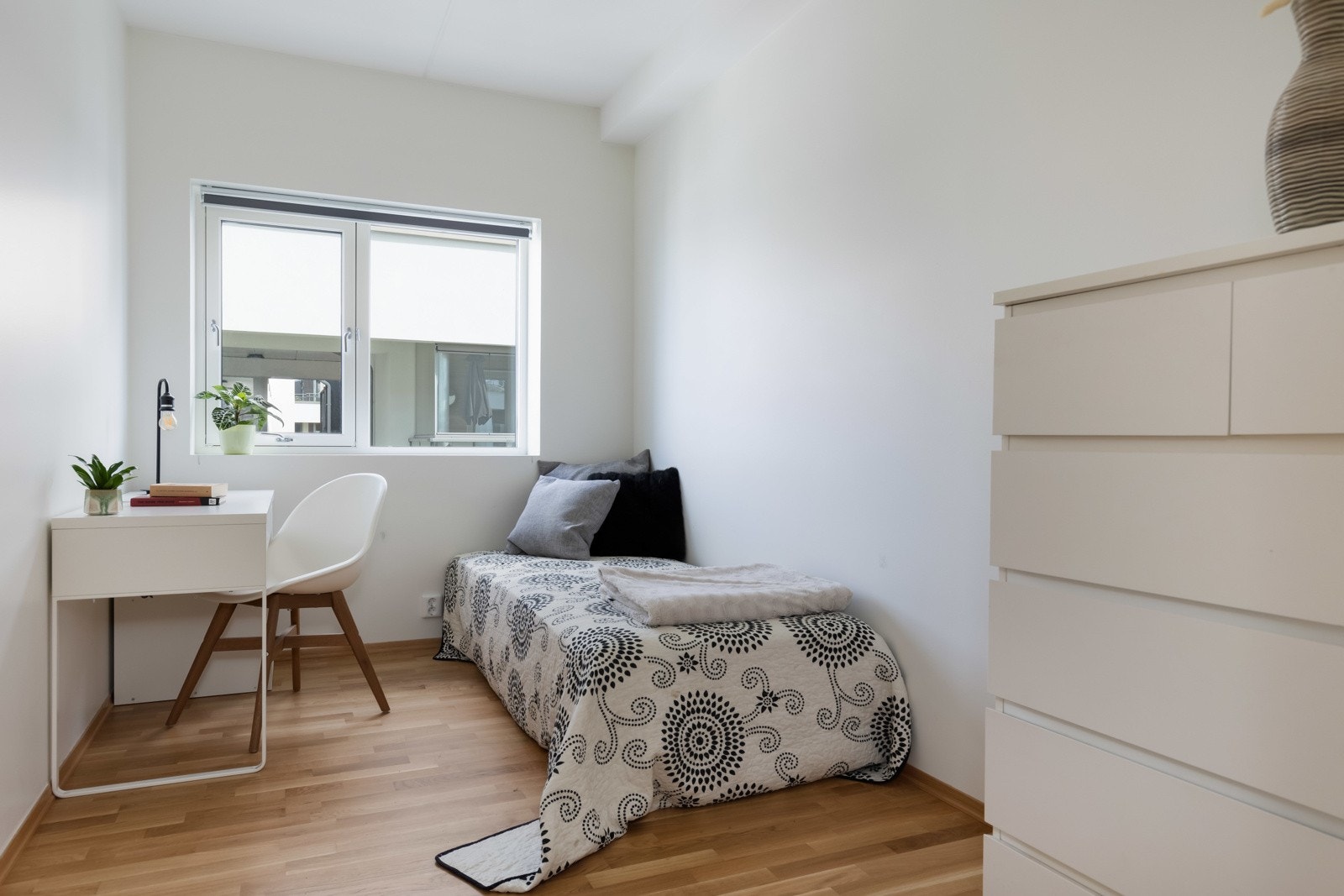 Fint lyst soverom 2 med parkett på gulv. Galleribilde