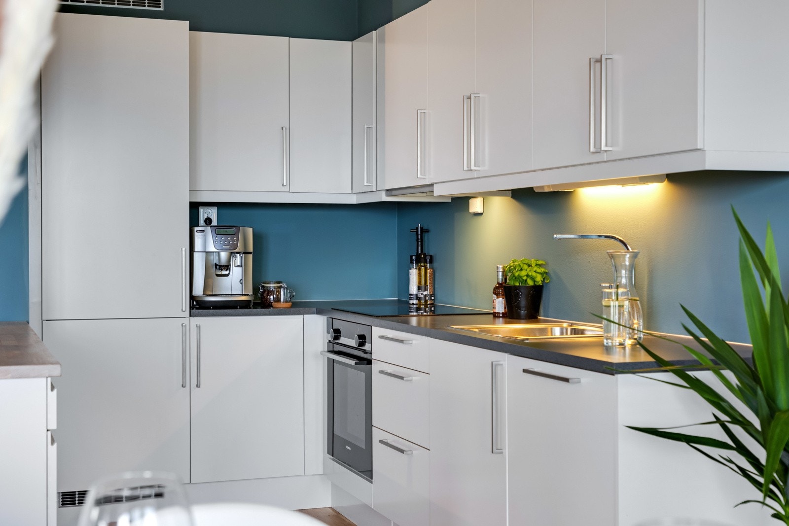 Det er integrerte hvitevarer som stekeovn, platetopp, oppvaskmaskin og kjøleskap med fryser. Galleribilde