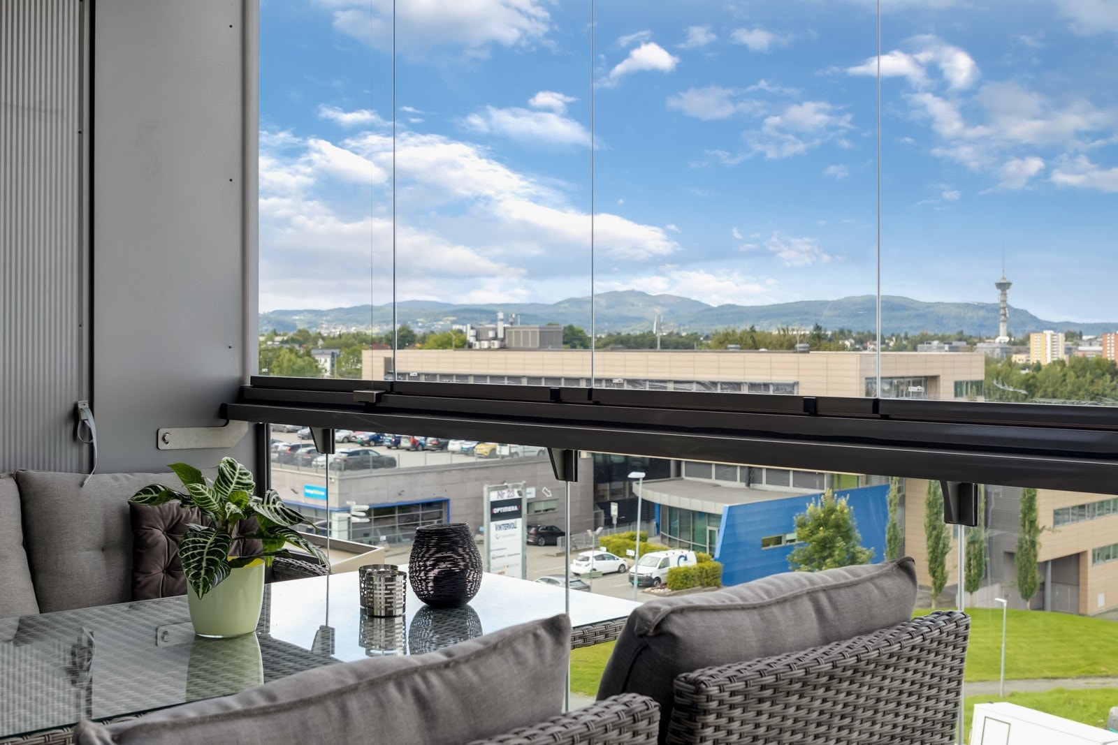 Balkongen har store vinduer som kan åpnes når det er behov for det. Galleribilde