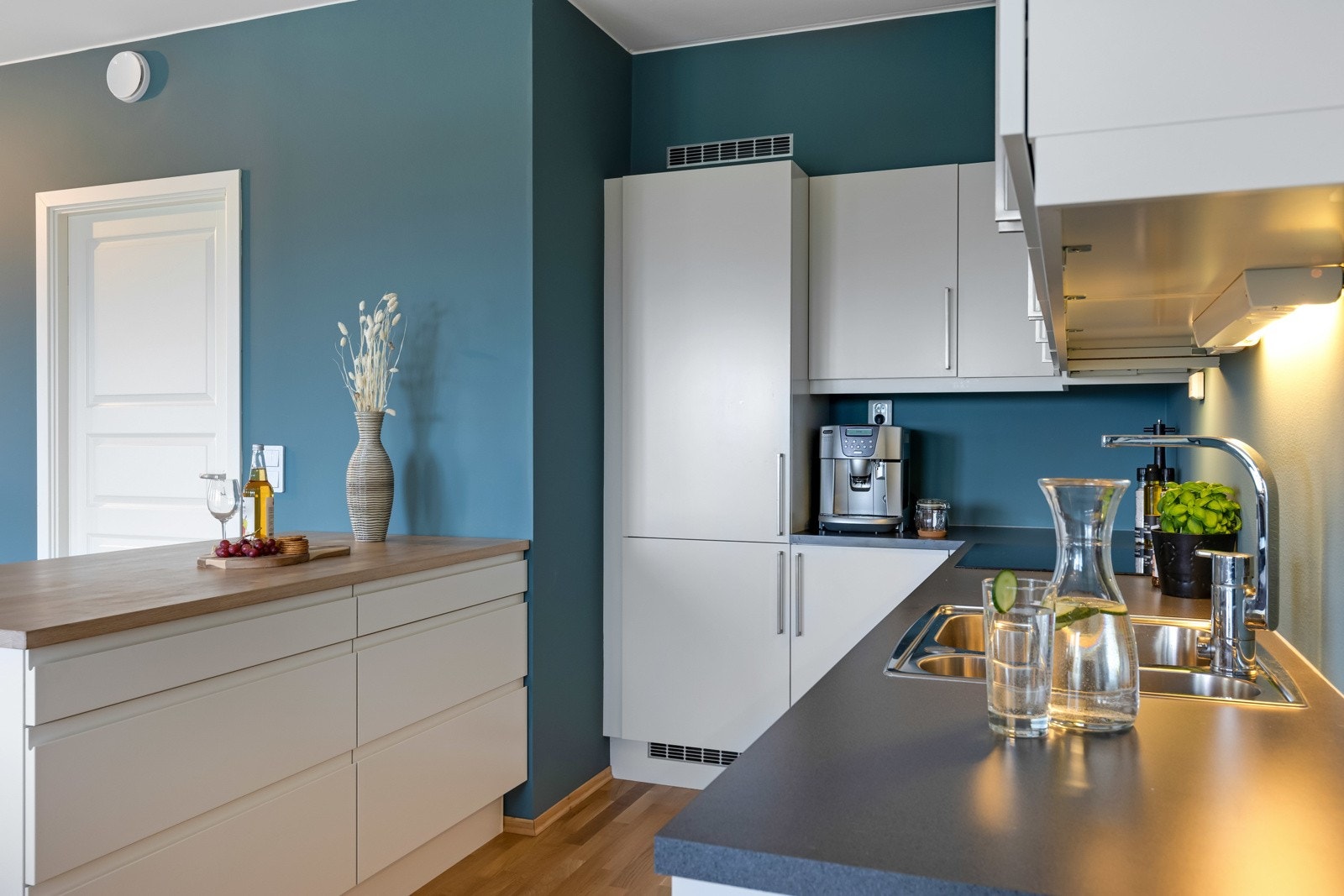 Kjøkkenet har et smakfullt og tidsmessig design med gode benkeflater og mye oppbevaringsplass. Galleribilde