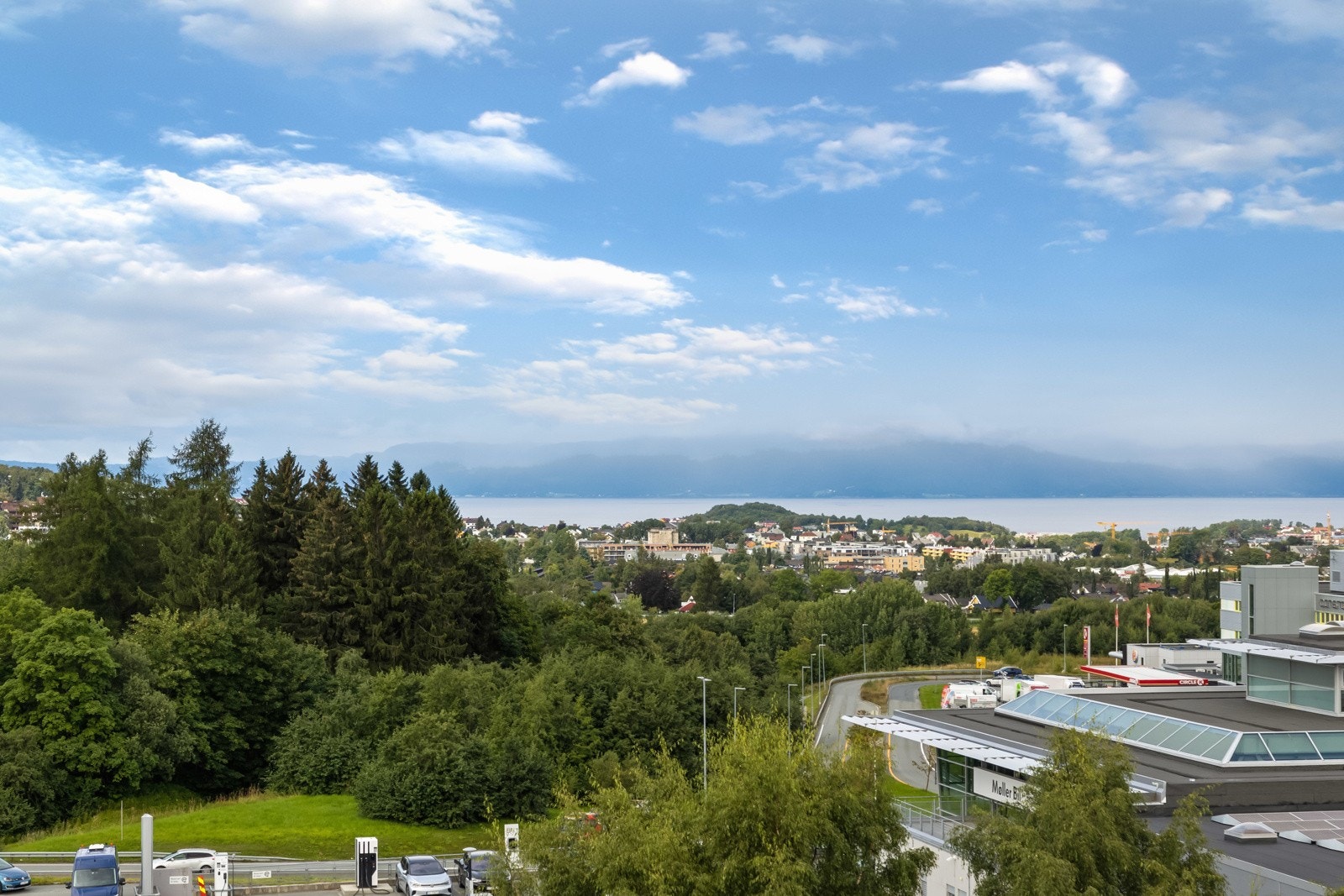 Dette er en romslig 3-roms selveier med ypperlig beliggenhet på Strinda Hageby! Fantastisk utsikt! Galleribilde