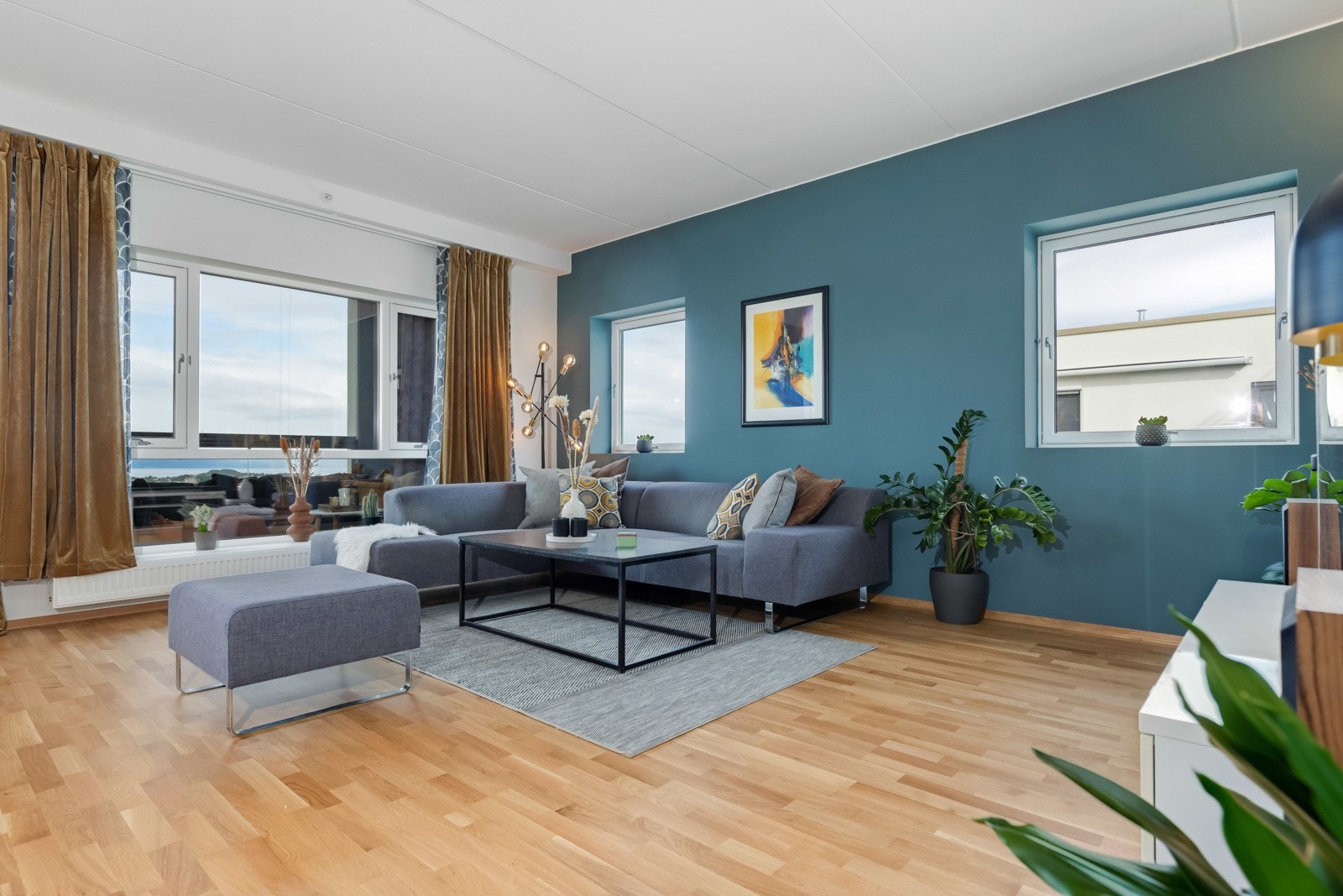 Stue eog kjøkken er på på hele 40 kvm. Det er god plass til sofagruppe. Galleribilde