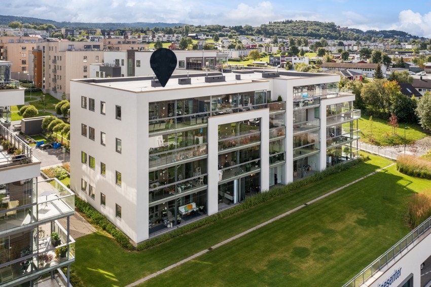 Moderne topp- og endeleilighet fra 2018. Fantastiske sol- og utsiktsforhold og en meget fin planløsning med innglasset balkong. P-plass i p-kjeller og fjernvarme. Galleribilde