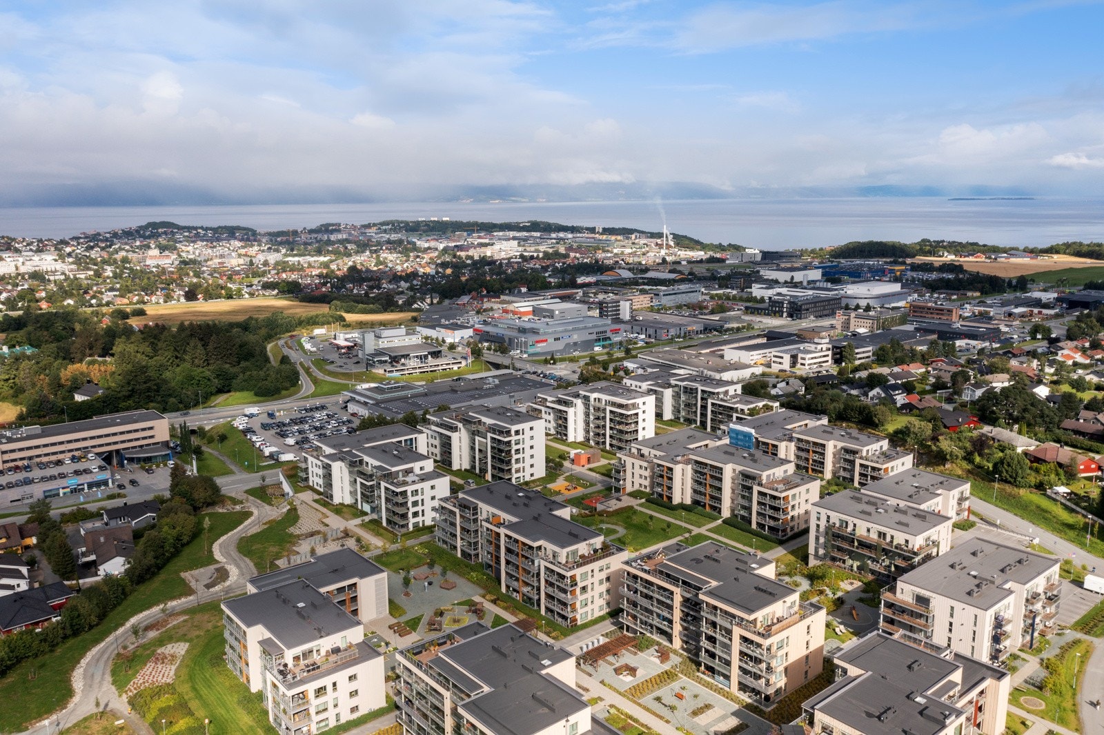 Butikkarealer på gatenivå, bussholdeplassen utenfor døra, skolen rett i nærheten og Estenstadmarka bare en tanke unna. Galleribilde