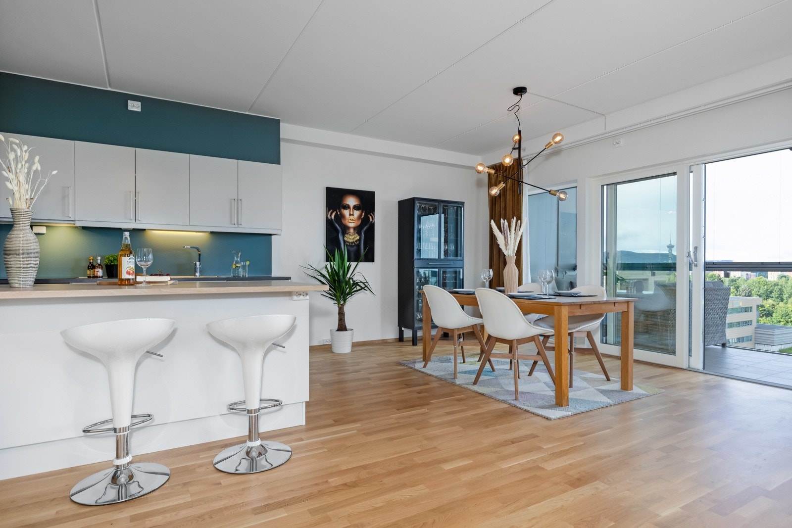 Åpen stue- og kjøkkenløsning gir et luftig preg og en god utnyttelse av arealet. Kjøkkenet har en stilig barløsning. Galleribilde