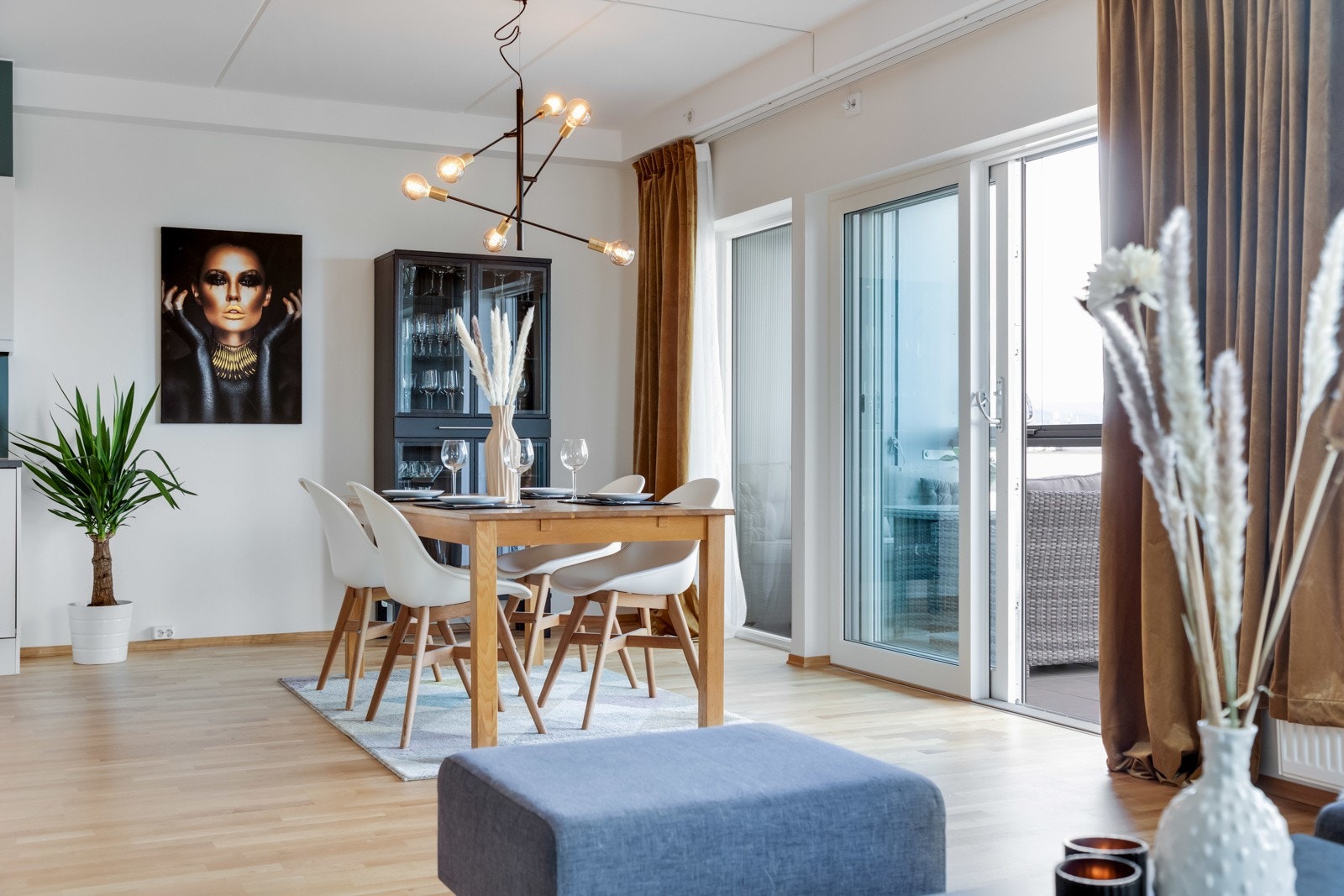 Det er god plass til spisebord ved kjøkkenet. Stuen har store vindusflater som slipper inn mye dagslys. Galleribilde