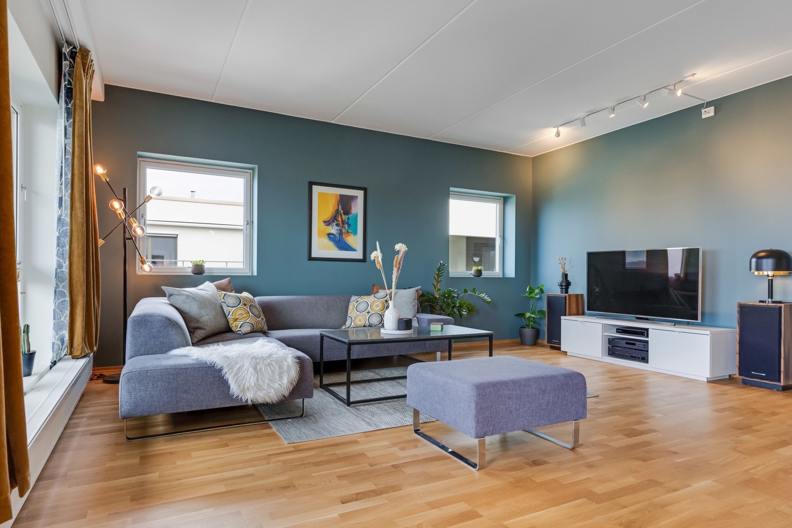 Allrommet byr på god plass til sofagruppe, lenestoler og tv-møblement. Galleribilde