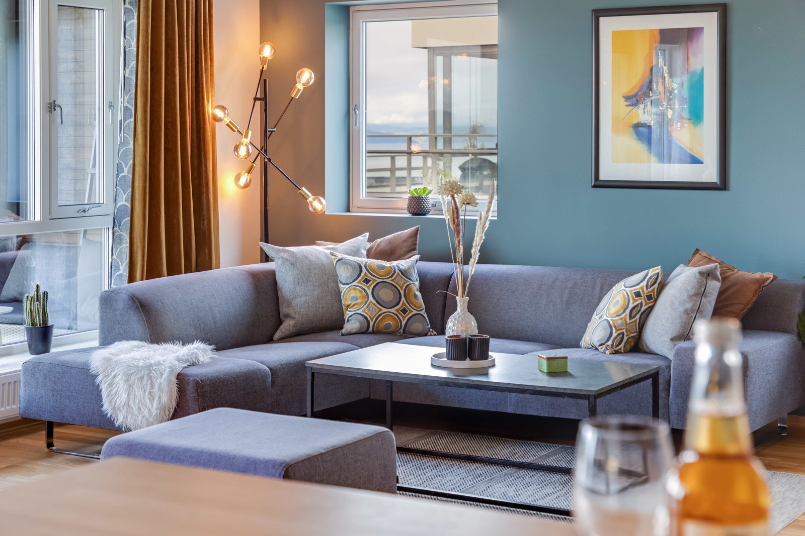 Stuen er malt i behagelige fargetoner. Galleribilde