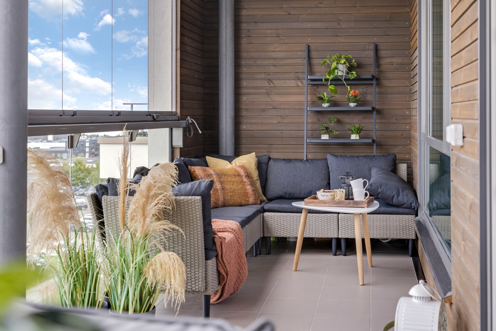 Fra stuen er det utgang til en herlig innglasset balkong på ca. 15 kvm. Her ligger alt til rette for lange, avslappende sommerkvelder med familie og venner. Galleribilde