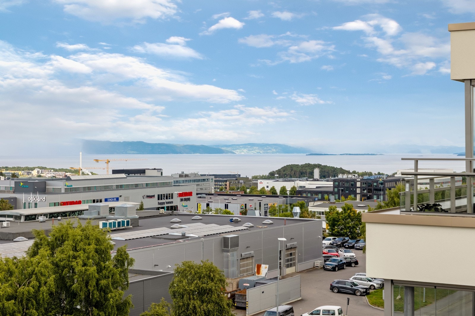 På balkongen har man en fantastisk utsikt mot Trondheim, bymarka og Trondheimsfjorden. I tillegg er det meget gode solforhold. Galleribilde