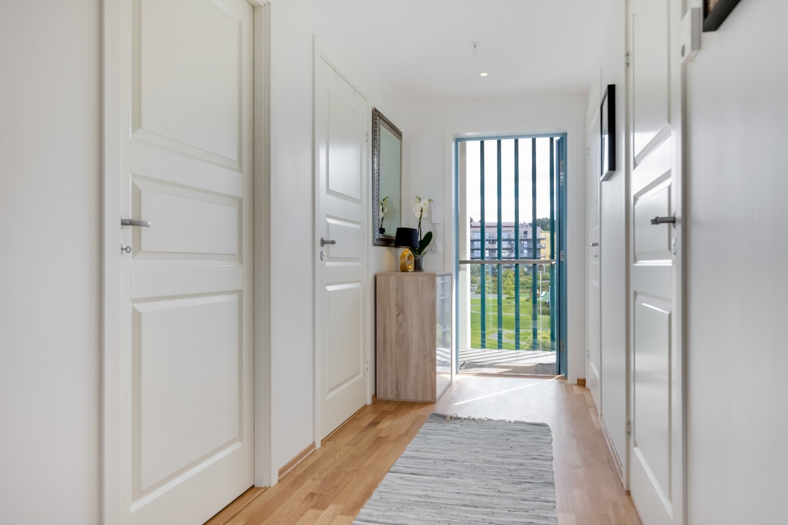 Entreén i leiligheten er lys og fin med parkett på gulv og downlights i himling. Galleribilde