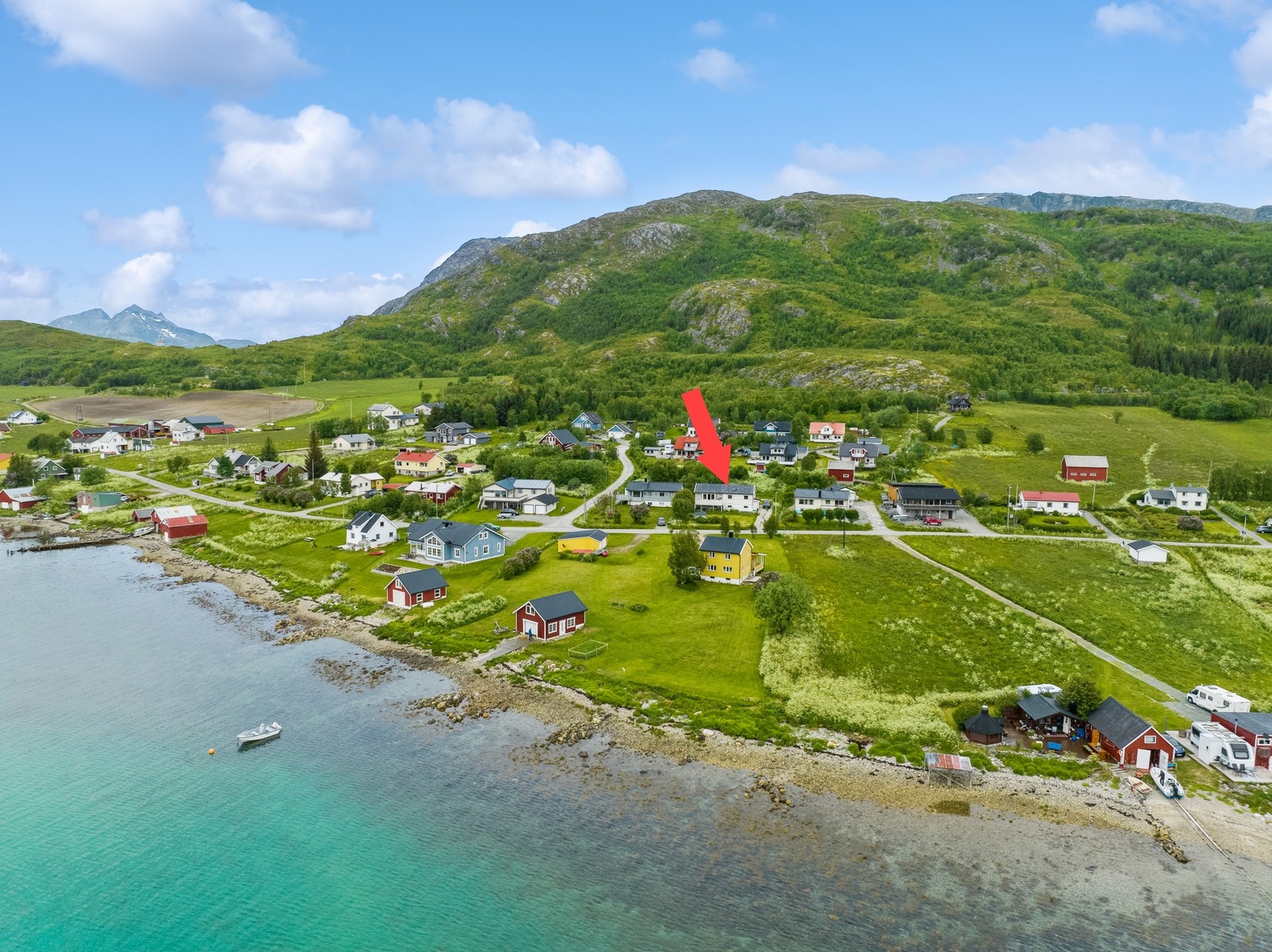 Velkommen til Skulsfjordvegen 303- Presentert av Mads Jørgensen Ulve ved EiendomsMegler1 avd. StrandtorgetSkulsfjord er ei fantastisk fin bygd kun ca 20.minutters kjøring unna Tromsø by.Skulsfjord er ei fantastisk fin bygd kun ca 20.minutters kjøring unna Galleribilde