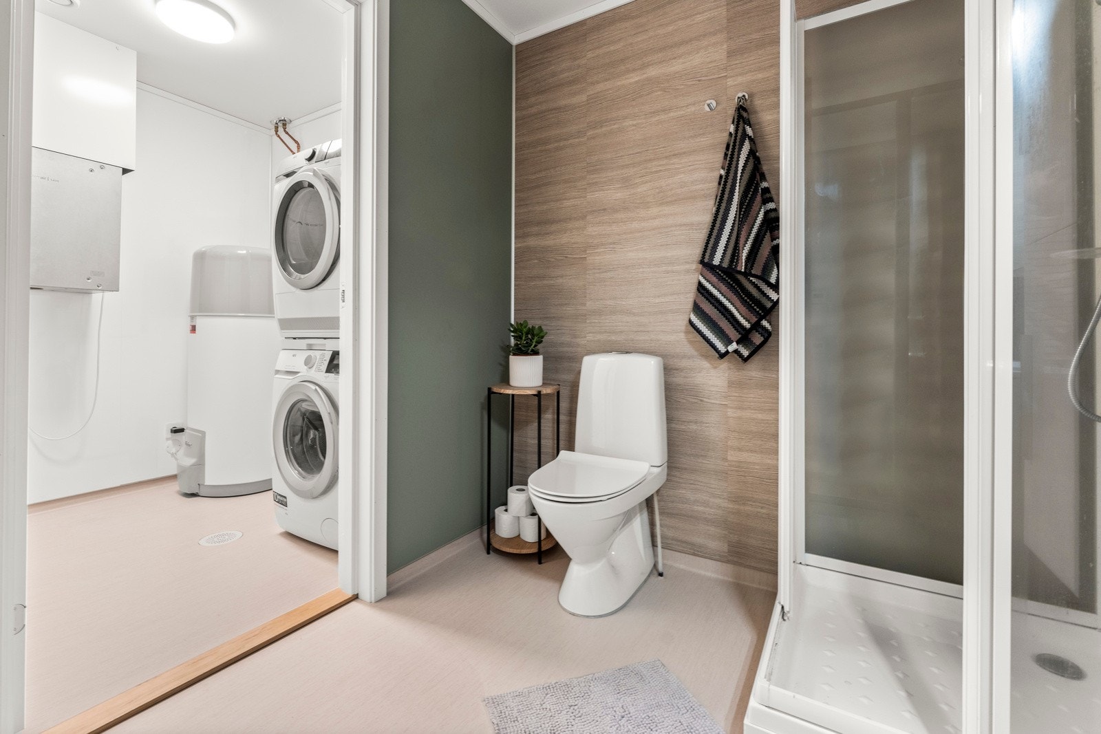 Baderommet har en praktisk skyvedør inn til teknisk rom/vaskerom Galleribilde