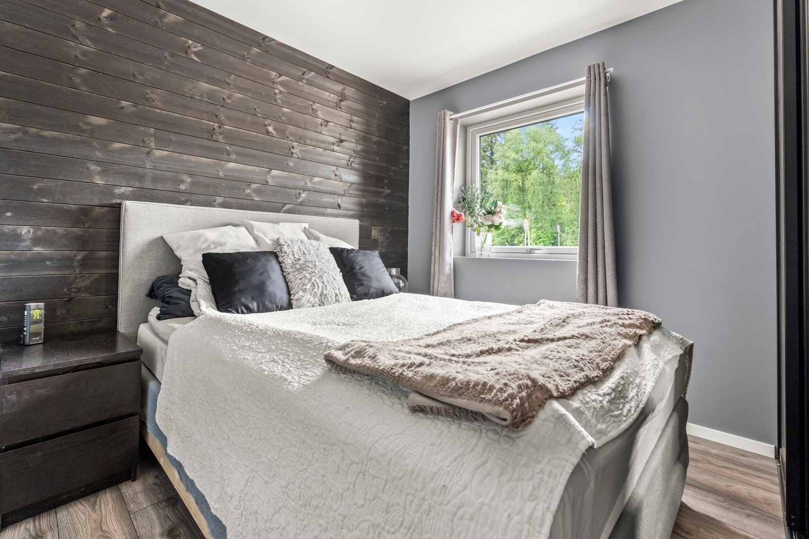 Hovedsoverommet i lune og gode farger og med rikelig plass Galleribilde