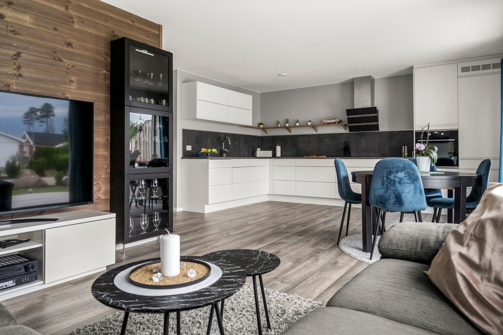 Stuen er i åpen løsning med kjøkkenet Galleribilde