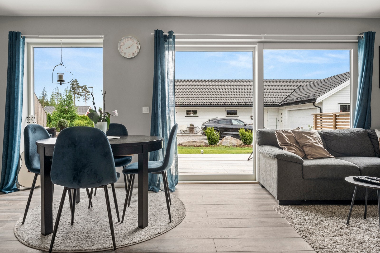 Utgang fra stuen til solrik terrasse og gressplen Galleribilde